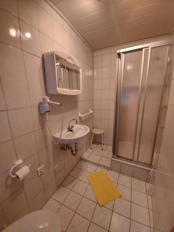 Koupelna v ubytování Gasthof Pension Weißes Rössl