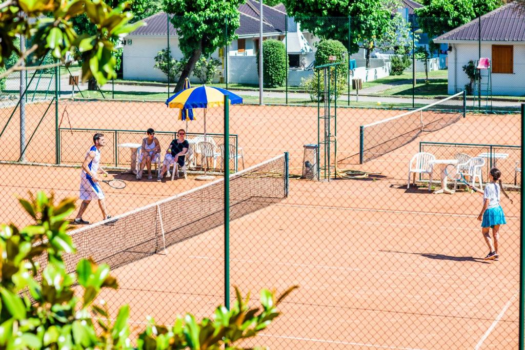 Tenis a/nebo squash v ubytování Villaggio Los Nidos nebo okolí