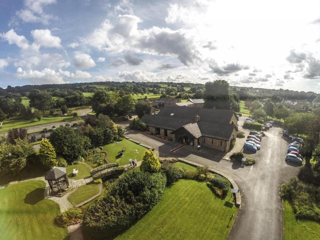 una vista aérea de una casa con coches aparcados en una entrada en Mytton Fold Hotel, Ribble Valley en Langho