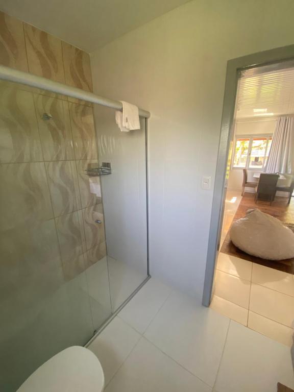a bathroom with a shower with a glass door at Casa no Vale dos Vinhedos em Bento Gonçalves in Bento Gonçalves