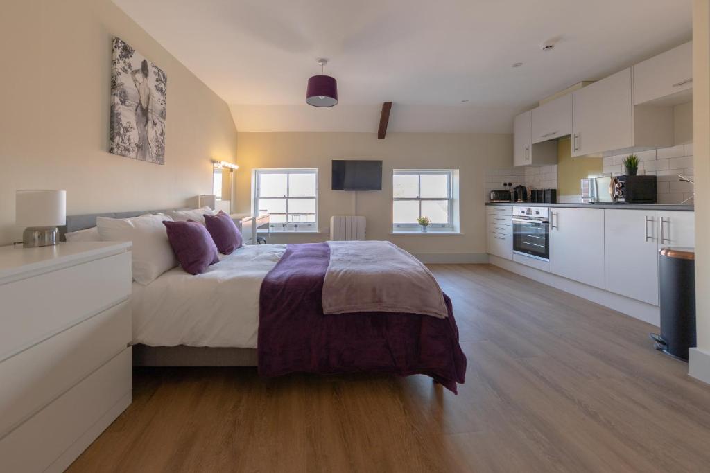 Nhà bếp/bếp nhỏ tại Hereford City Centre - Isabella House, Aparthotel - Modern Apartments In The Heart of The City - Hosted by RENTMYHOUSE