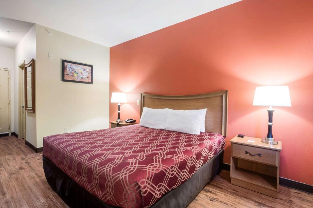 Econo Lodge Inn & Suites - King Room - No Fumadores