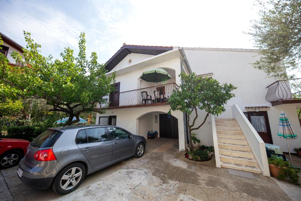a car parked in front of a house at Apartman Jadranka in Zadar