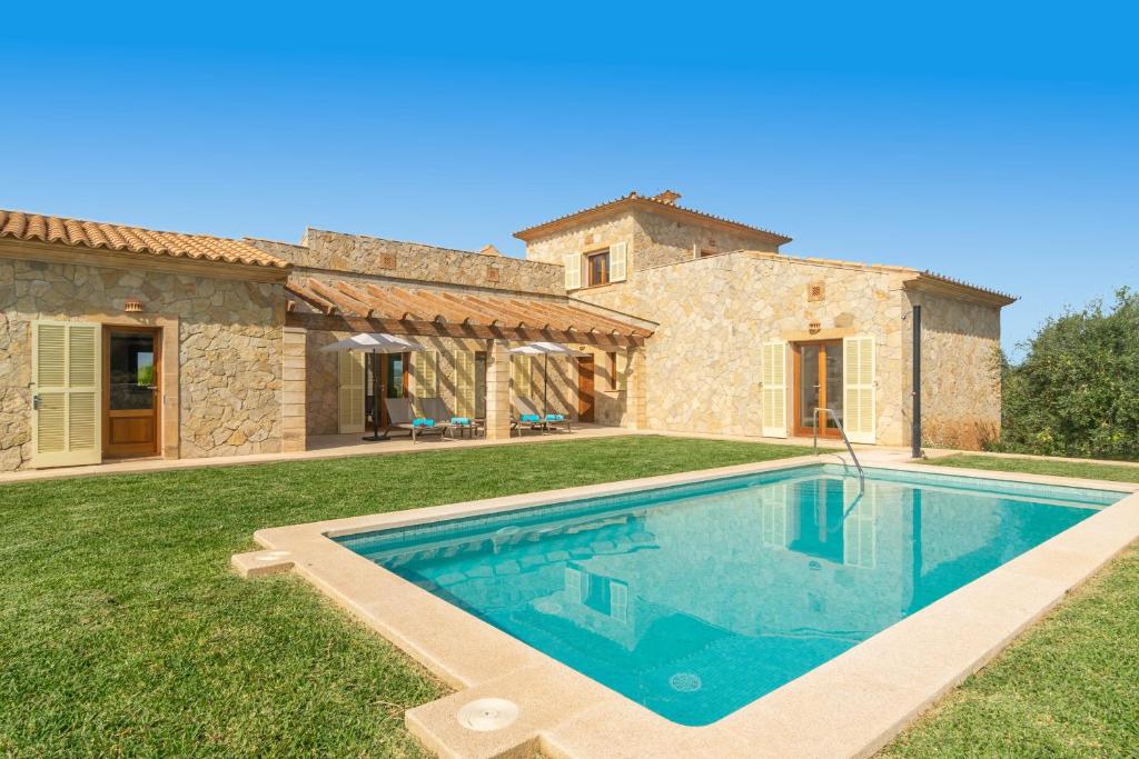 - une vue extérieure sur une villa avec une piscine dans l'établissement Fetget-Can Bosco, à Son Servera