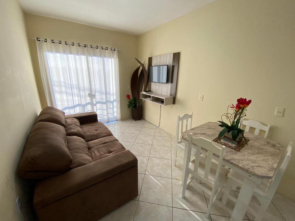  Apartamento com garagem no centro de Navegantes.