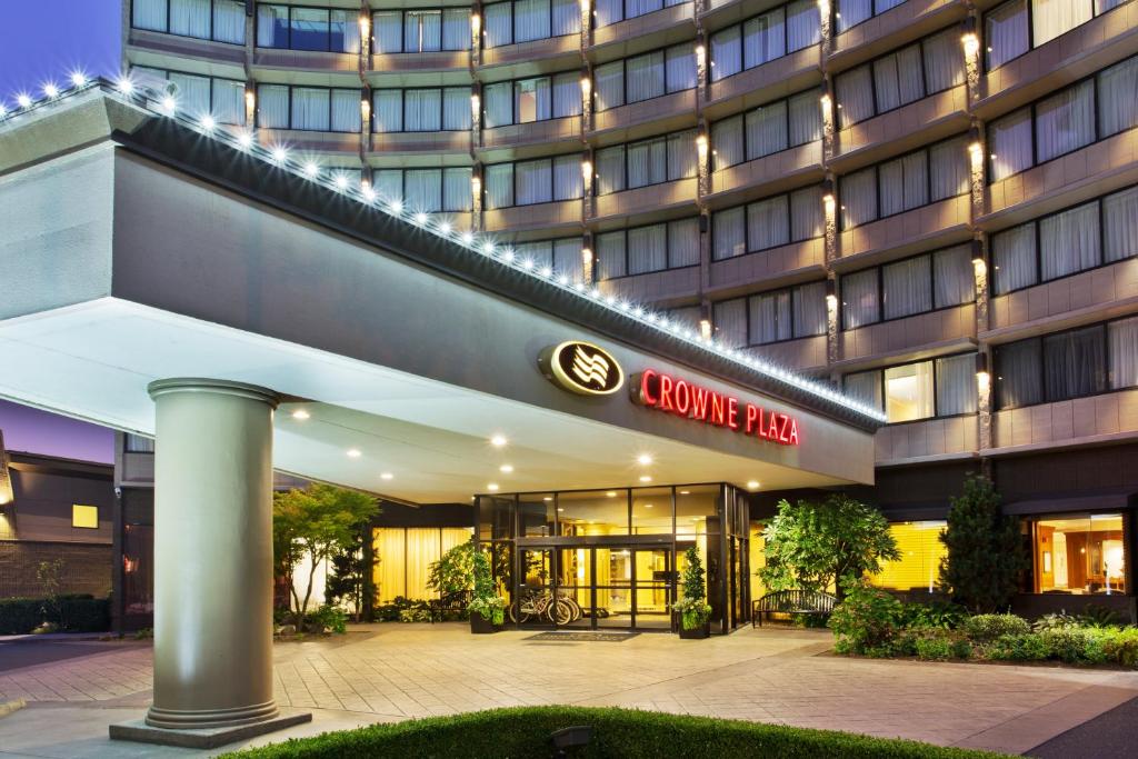 Façana o entrada de Crowne Plaza Hotel Portland-Downtown Convention Center, an IHG Hotel