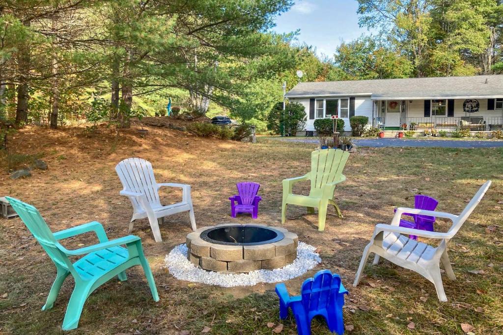 un groupe de chaises assises autour d'un foyer extérieur dans l'établissement Woodsy Diamond Point Getaway - 5 Mi to Lake George, à Diamond Point