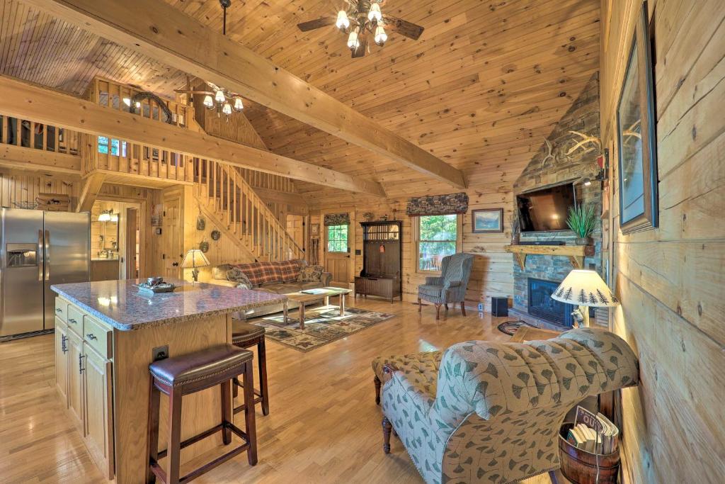 een keuken en een woonkamer in een blokhut bij Blue Ridge Hideaway with Game Room and Mountain Views! in Abshers