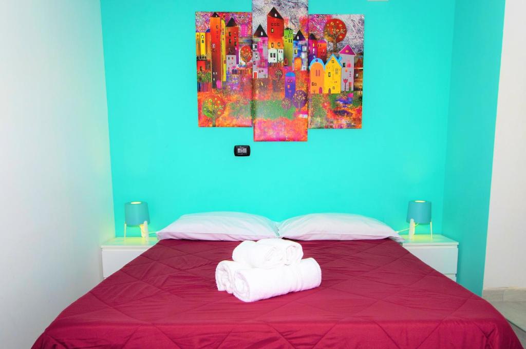 um quarto com uma cama com duas toalhas em Affittacamere Città delle Scienze Grugliasco em Turim