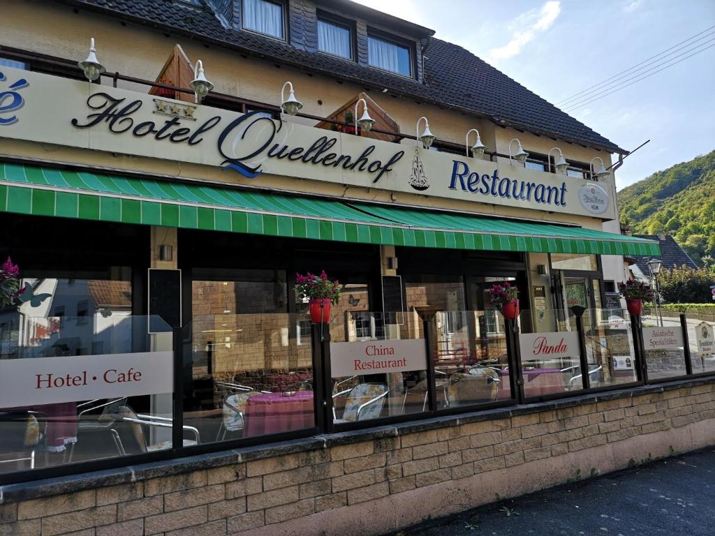 un edificio con un letrero para un restaurante en Hotel Quellenhof, en Bad Breisig