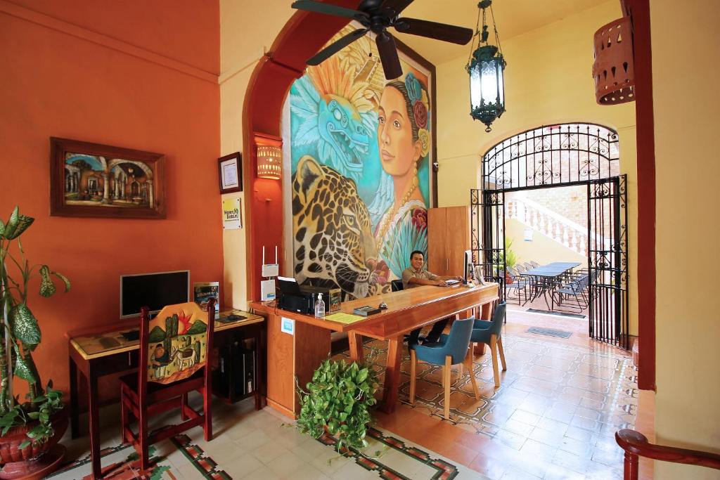 une chambre avec un grand tableau sur le mur dans l'établissement Hotel del Peregrino Boutique Hotel, à Mérida