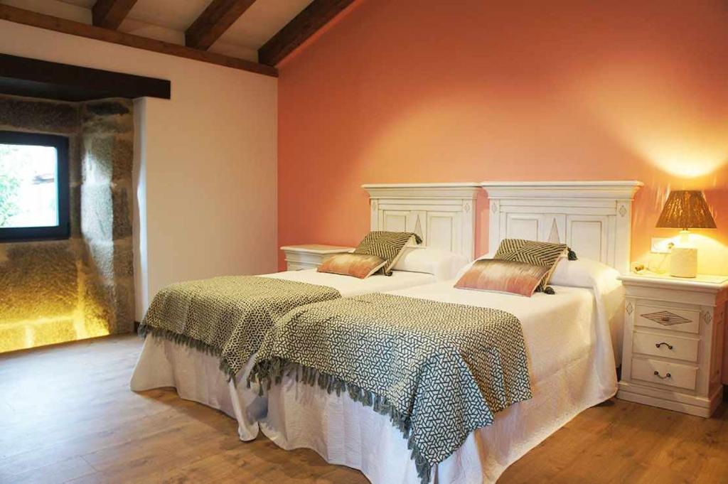 1 dormitorio con 2 camas en una habitación en O Yunque Casa Ferrador Ribeira Sacra, en Sober