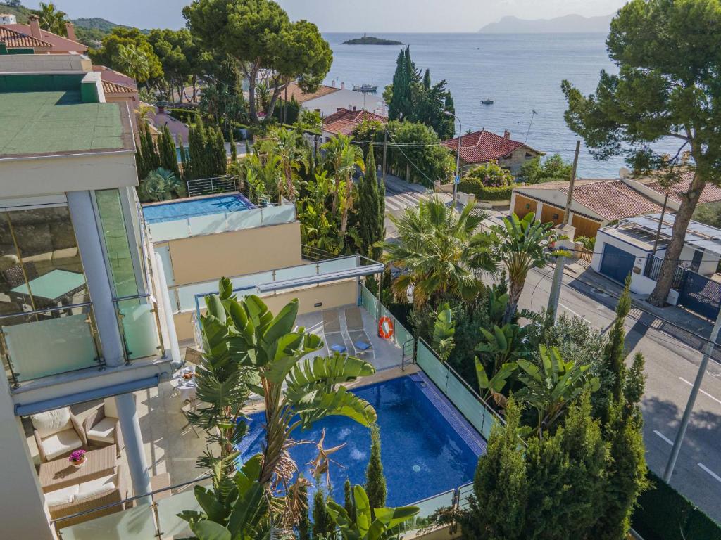 een uitzicht op een huis met een zwembad en de oceaan bij Casa ALCANADA 1 in Alcudia
