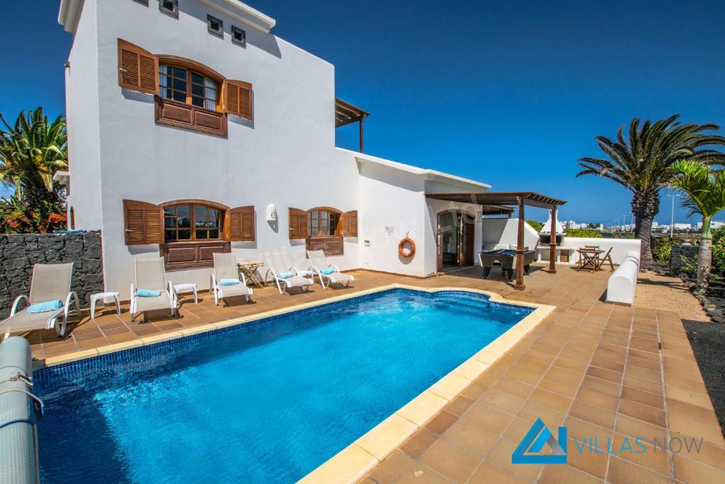 Villa con piscina frente a una casa en Villa Valentina - LH156 By Villas Now Ltd, en Playa Blanca
