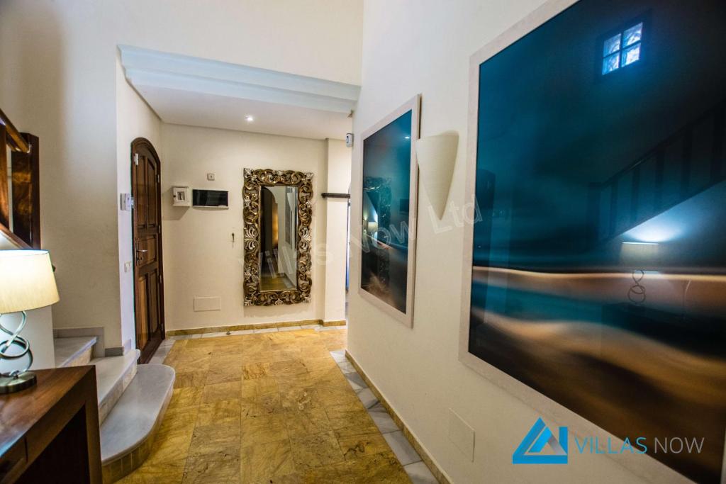 Telewizja i/lub zestaw kina domowego w obiekcie Villa Valentina - LH156 By Villas Now Ltd