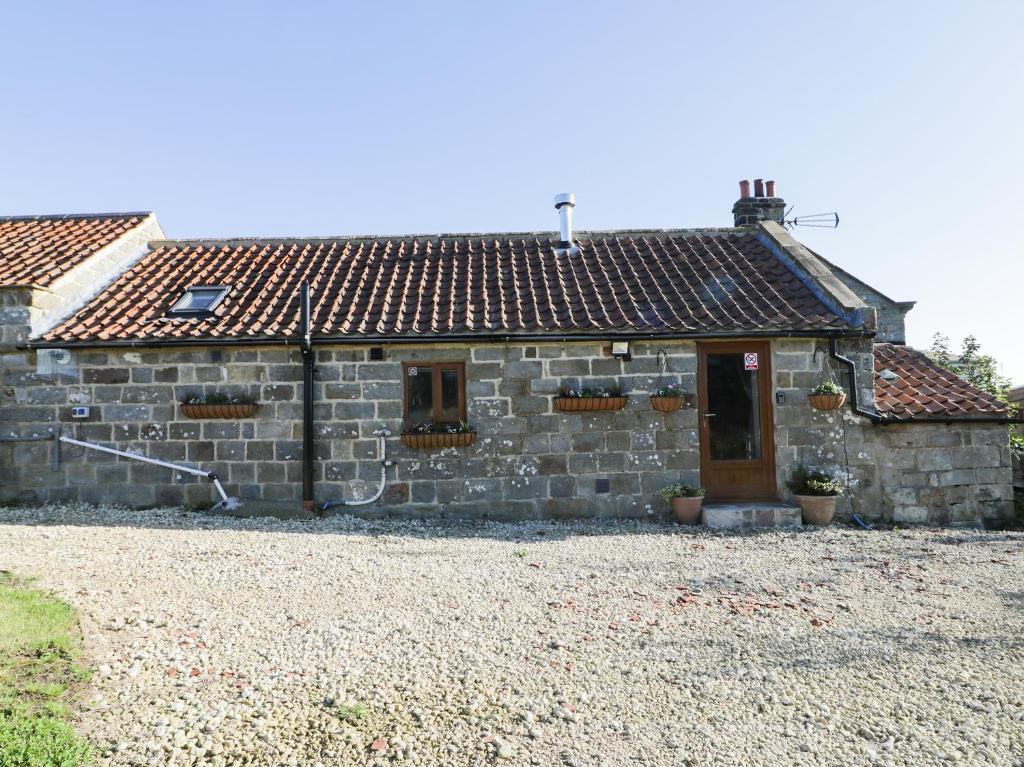 una vecchia casa in pietra con tetto di Dovecote Cottage a Scarborough