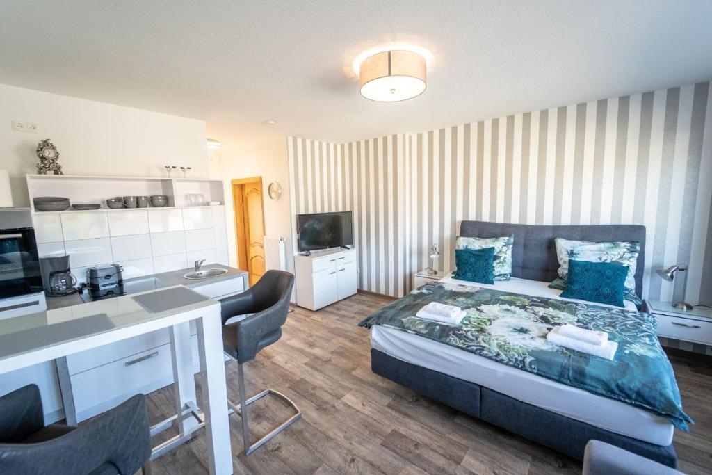 sypialnia z łóżkiem typu king-size i kuchnią w obiekcie Ferienwohnung Anke - Appartement 5c w mieście Heinsberg