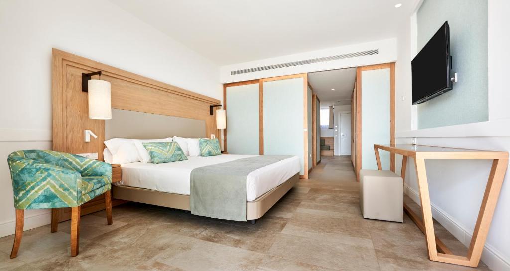 Postel nebo postele na pokoji v ubytování Insotel Punta Prima Resort