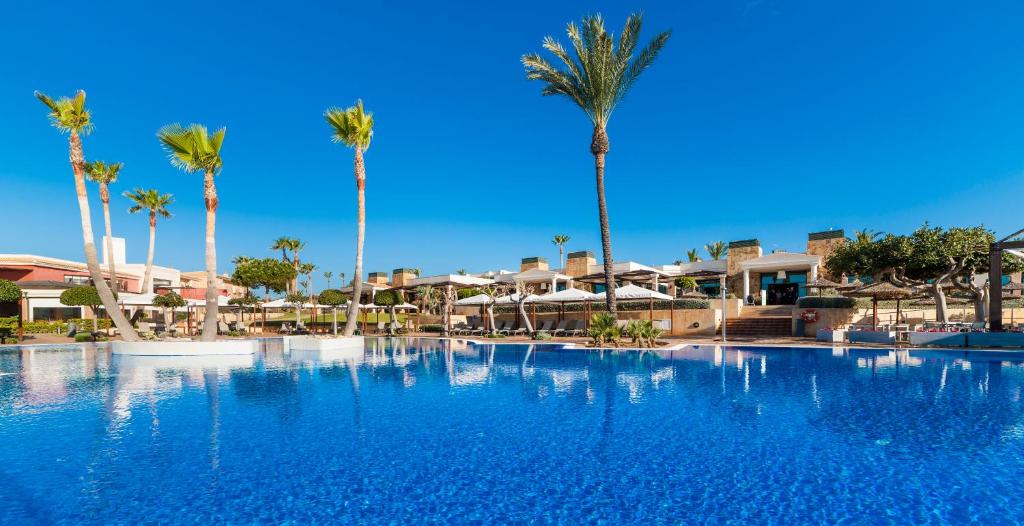 Bazén v ubytování Insotel Punta Prima Resort nebo v jeho okolí