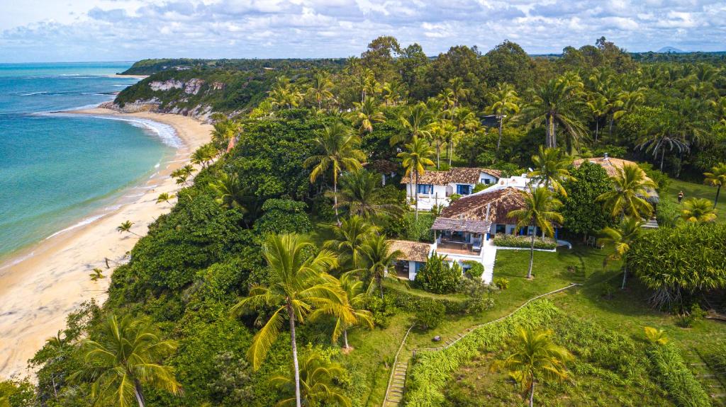 uma vista aérea de uma casa ao lado da praia em Hotel Calá & Divino em Praia do Espelho
