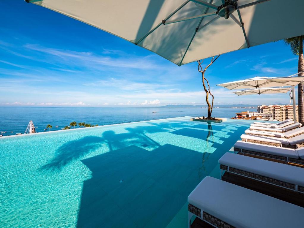 Bazén v ubytování PIER 57- 309 Beautiful 2 BR Condo in Romantic Zone nebo v jeho okolí