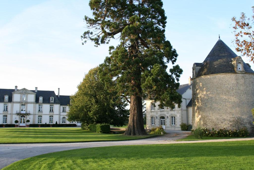 Zahrada ubytování Grand Hôtel "Château de Sully" - Piscine & Spa -Teritoria