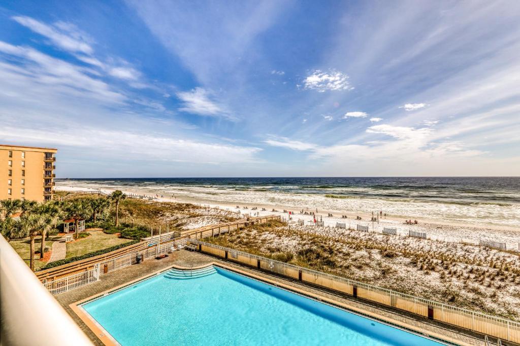 Una vista de la playa desde el balcón de un resort. en Waters Edge Condominiums, en Fort Walton Beach