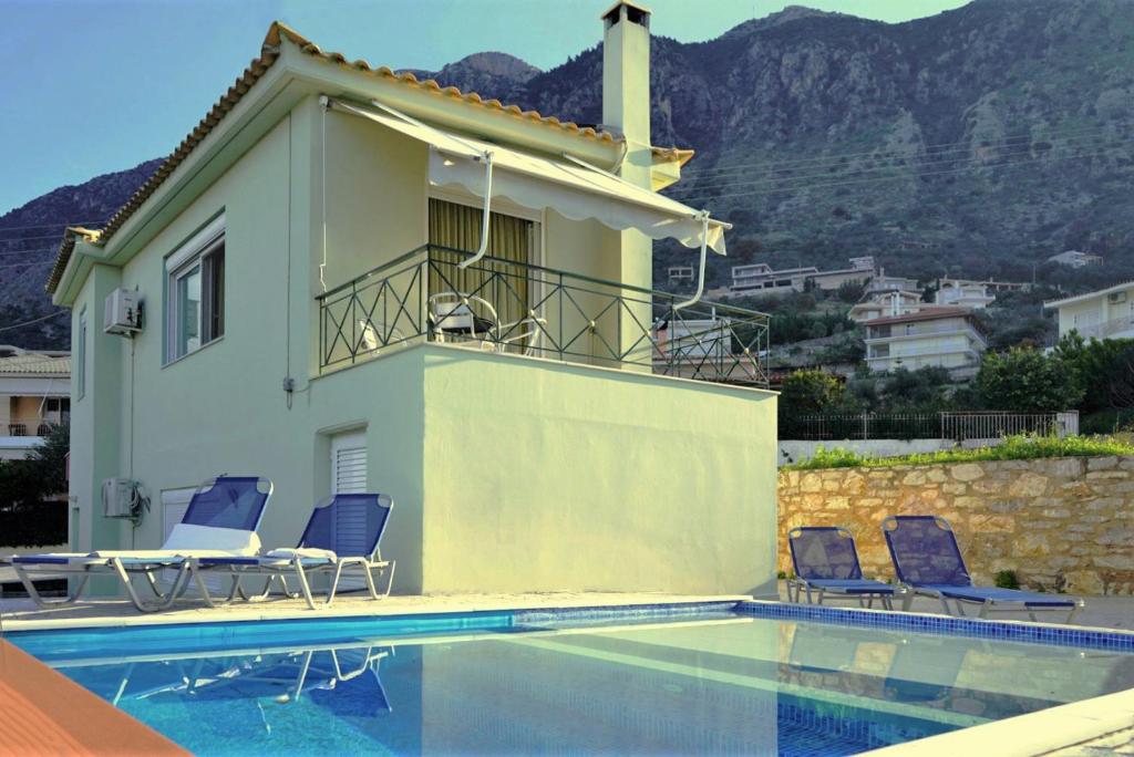 uma villa com uma piscina e uma casa em SEMIRAMIS SUITES with pool and private jacuzzi em Kalamata