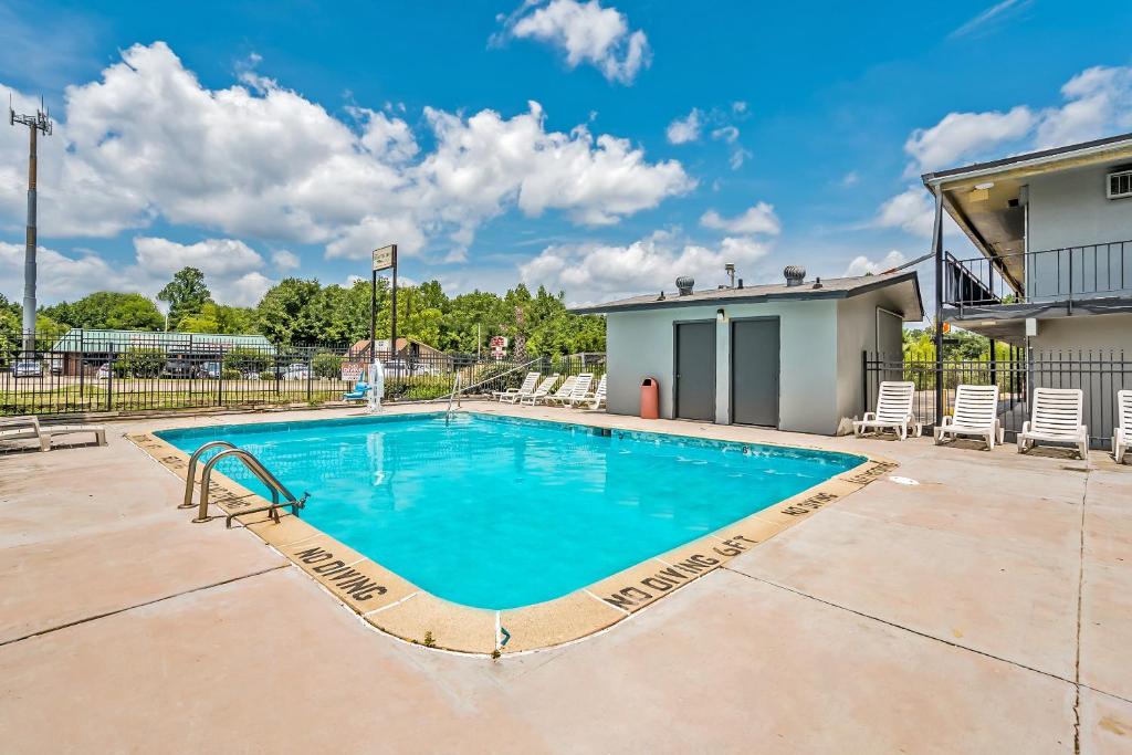 The swimming pool at or close to OYO Hotel Shreveport Airport North