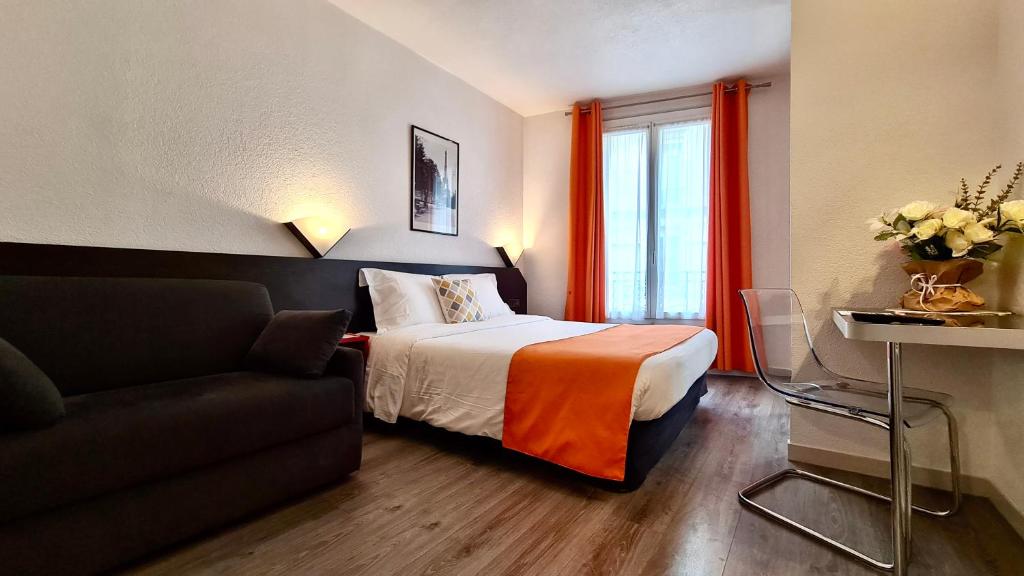 a hotel room with a bed and a couch at Boulogne Résidence Hotel in Boulogne-Billancourt