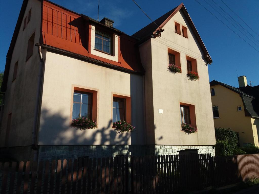 ein Haus mit zwei Fenstern und einem roten Dach in der Unterkunft Apartmán Formanka in Liberec