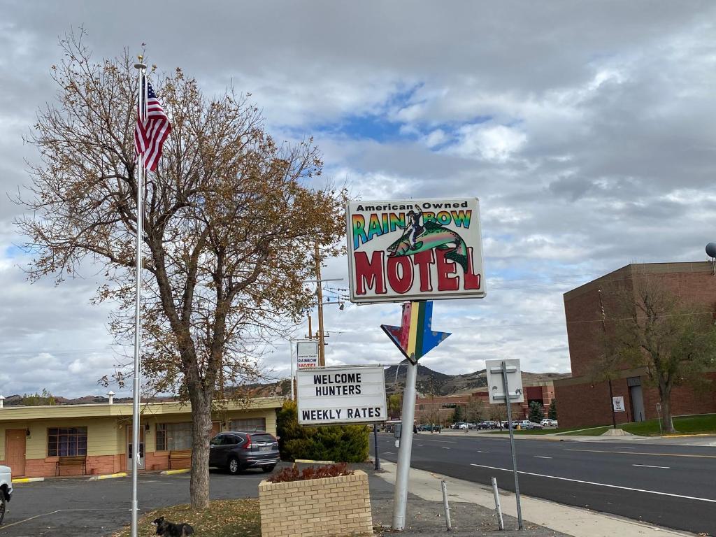 um sinal de motel no lado de uma rua em Rainbow Motel em Thermopolis