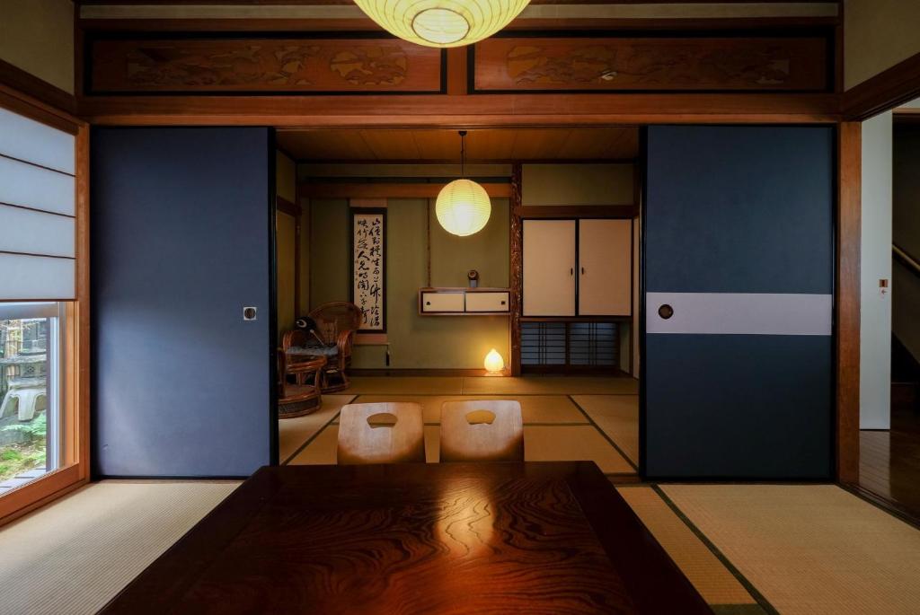 ein Wohnzimmer mit 2 Stühlen und einem Tisch in der Unterkunft Vacation house月yue in Tokushima