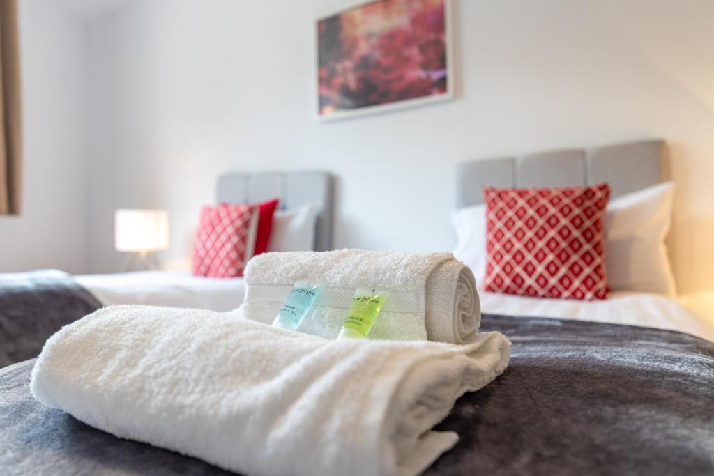 The Eldern - Spacious, Netflix, free Parking, close to A1 - Two-Bedroom Apartment