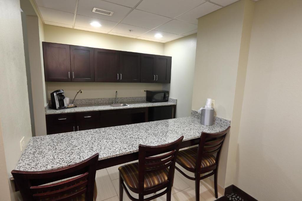 Holiday Inn Express Pittsburgh West - Greentree by IHG photo