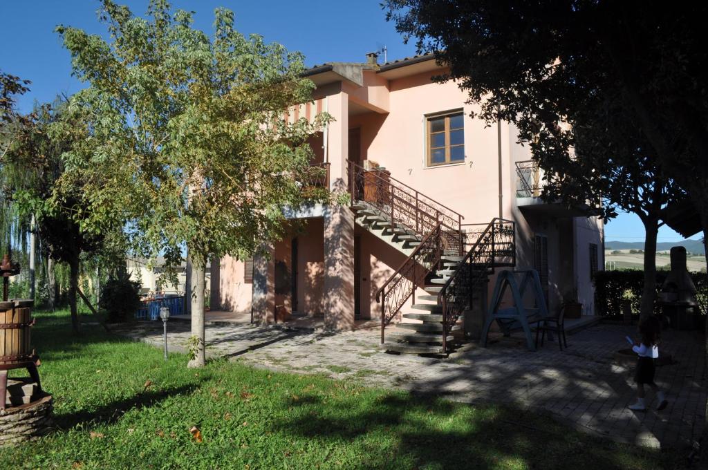 een huis met een trap ervoor bij Antonia House in Rosignano Marittimo