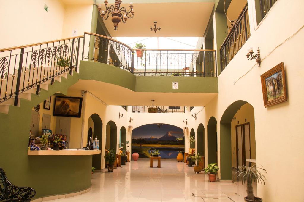 een lege hal met een trap in een gebouw bij Hotel Morelos Colima in Colima