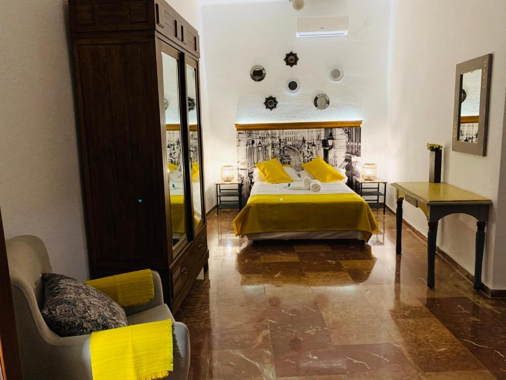Posteľ alebo postele v izbe v ubytovaní Apartamentos La Casa del Azafrán
