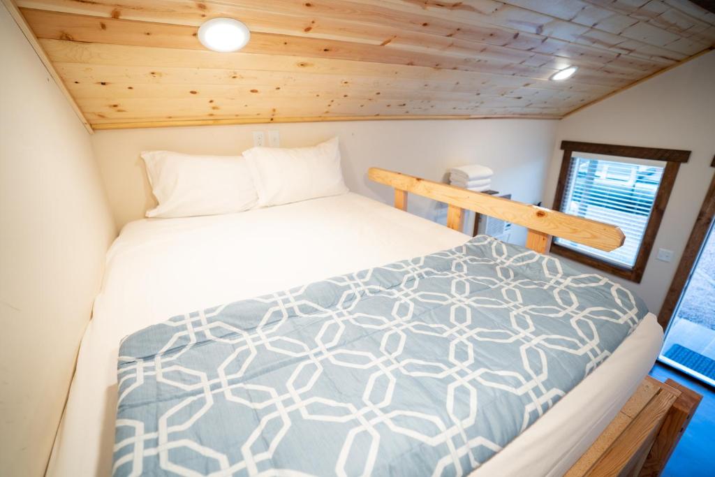 Ένα ή περισσότερα κρεβάτια σε δωμάτιο στο Gooseberry Lodges Zion National Park Area