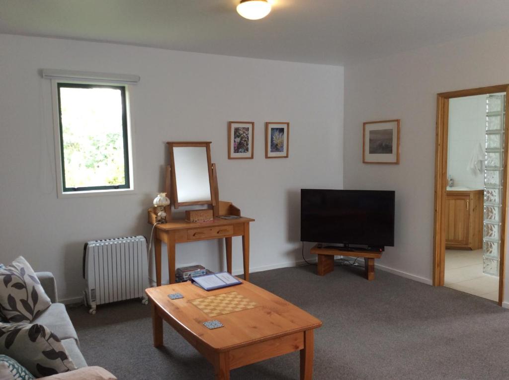 TV a/nebo společenská místnost v ubytování The Gables B&B