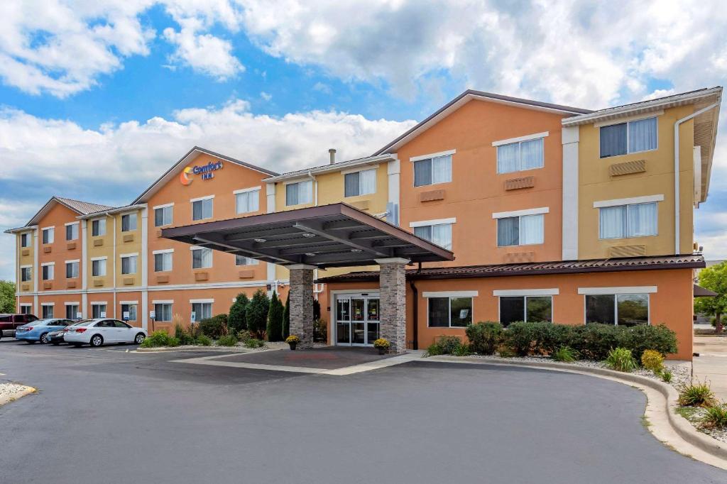 una representación de un hotel con aparcamiento en Comfort Inn Gurnee near Six Flags en Gurnee