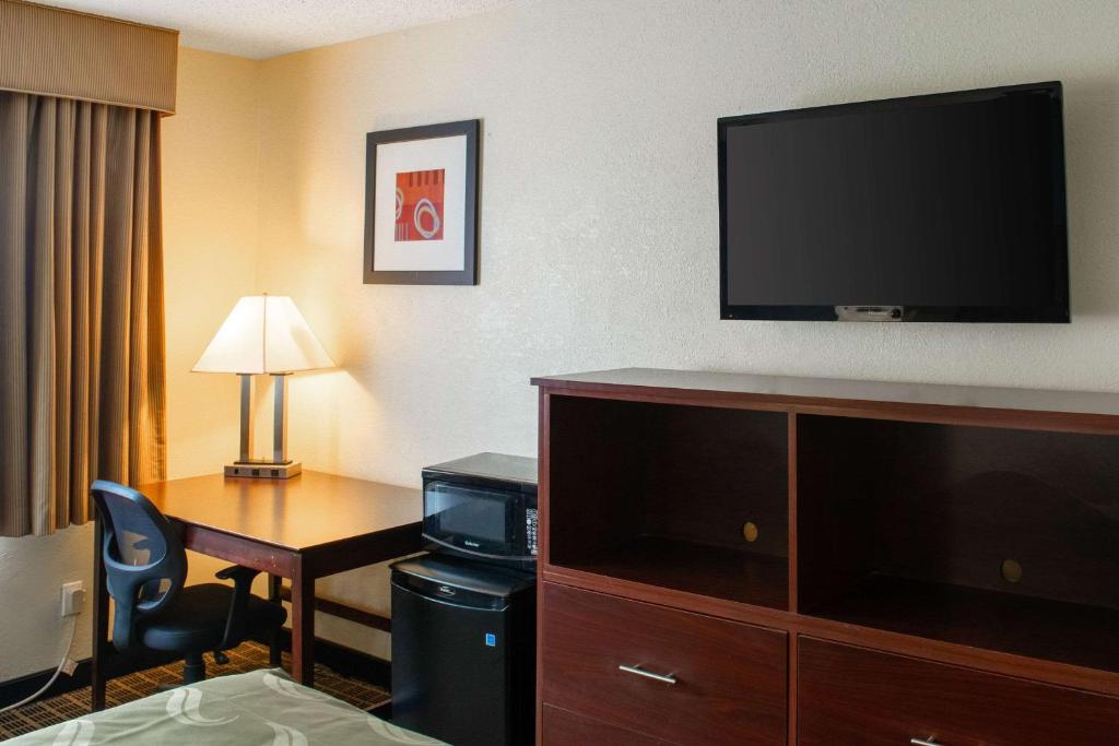 TV a/nebo společenská místnost v ubytování Quality Inn Plainfield - Indianapolis West