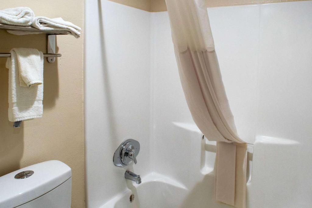 Koupelna v ubytování Quality Inn Plainfield - Indianapolis West
