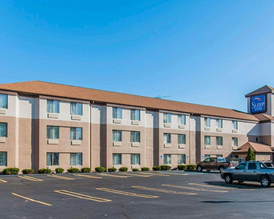 un hotel con un estacionamiento delante de él en Sleep Inn Midland en Midland