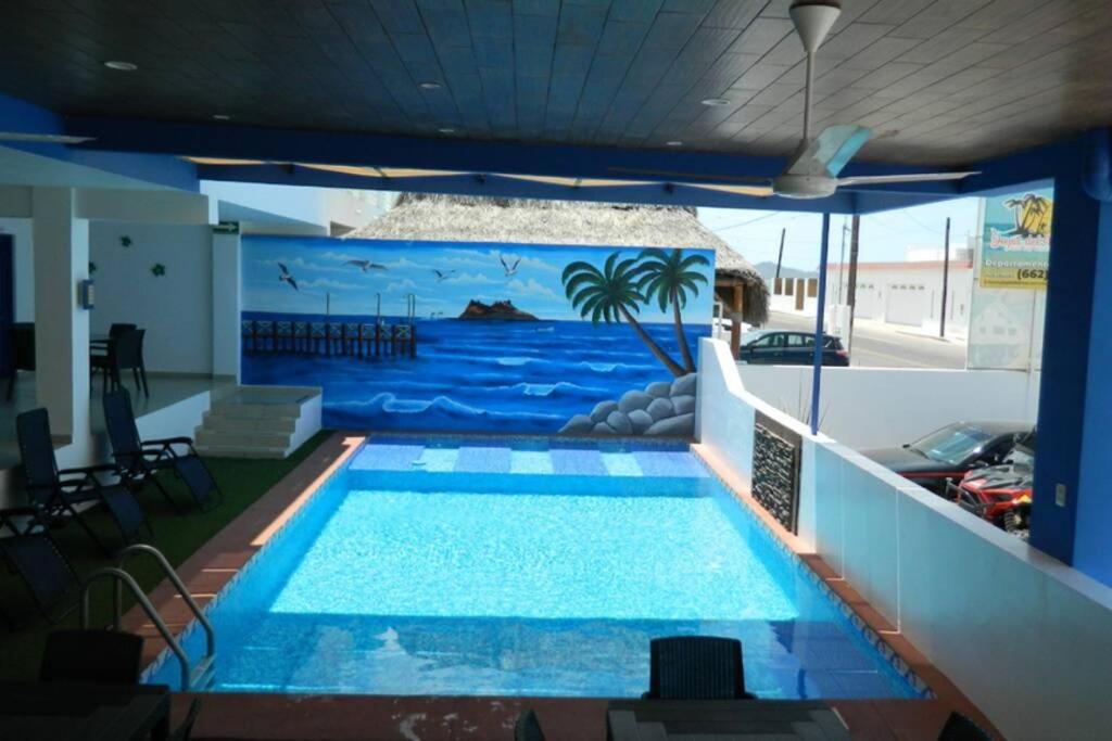 una gran piscina con un mural del océano en Rubí Joyas del Mar Bahia de Kino, en Bahía Kino