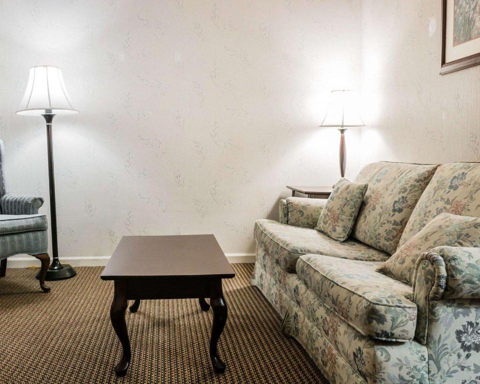 Posezení v ubytování Econo Lodge & Suites