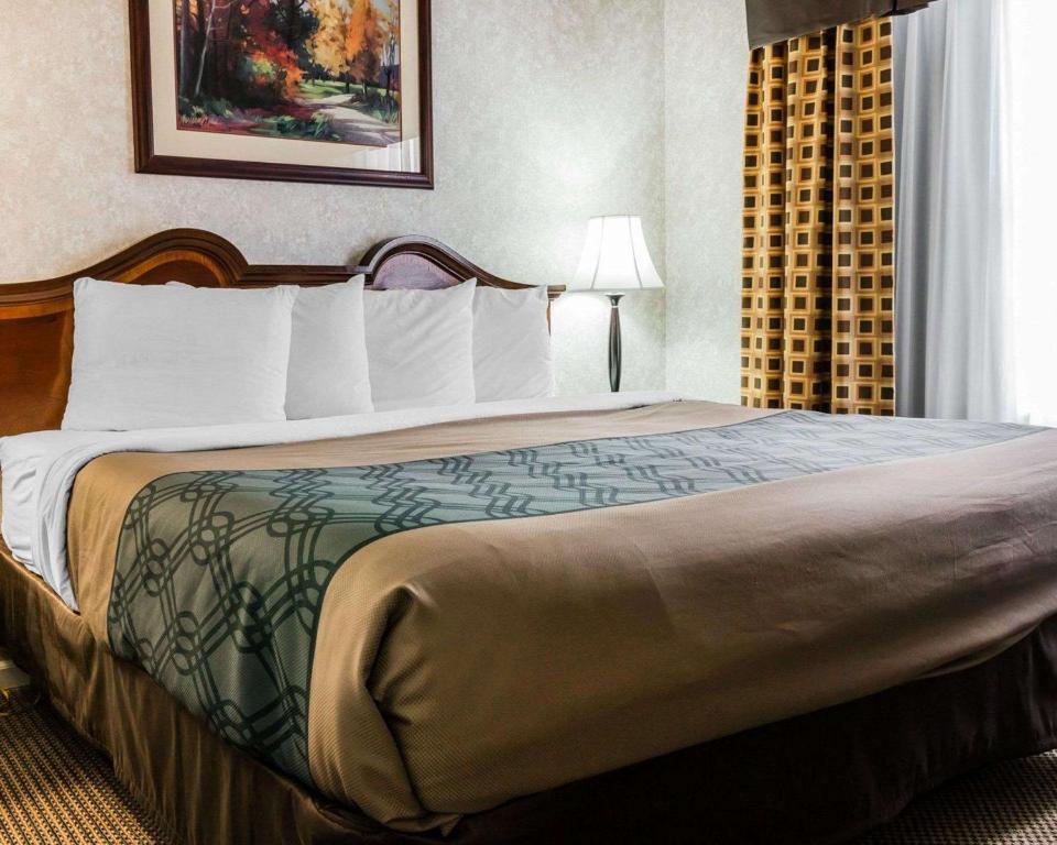 Postel nebo postele na pokoji v ubytování Econo Lodge & Suites