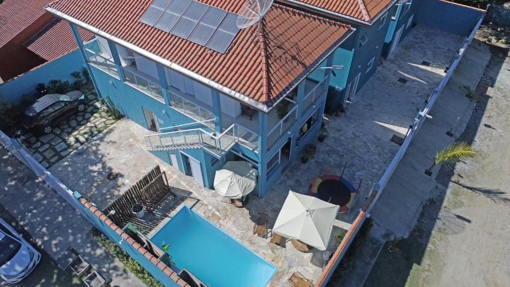 an overhead view of a blue house with a swimming pool at Residencial Águas de Bare in São Sebastião