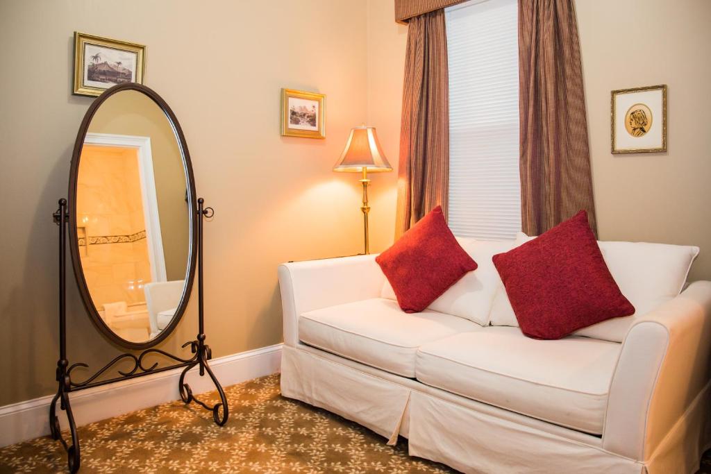 Postel nebo postele na pokoji v ubytování Almondy Inn Bed & Breakfast