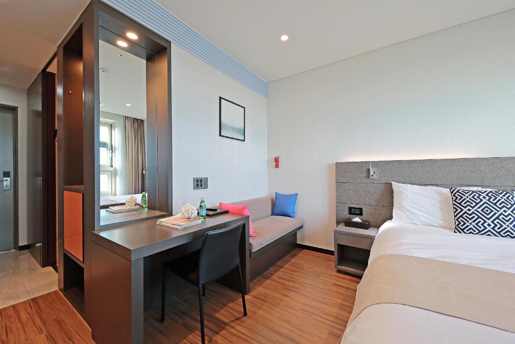 Postel nebo postele na pokoji v ubytování Airsky Hotel Incheon